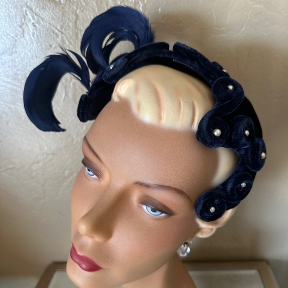 FASCINATING 1950S\' NAVY VELVET COCKTAIL CAP WITH MATCHING CURLY FEATHERS/PEARLS main image 9
